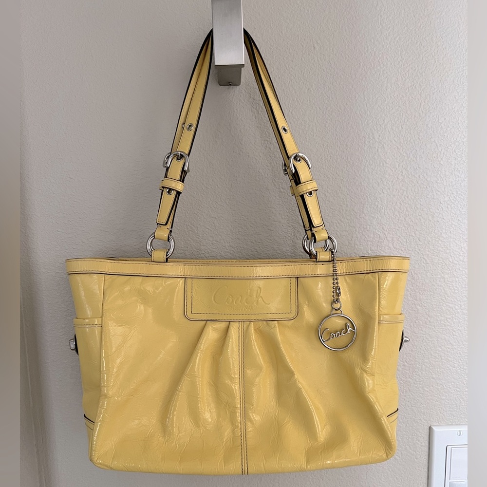 Coach Shoulder bag, same or next day shipping from a smoke & pet free 🏡